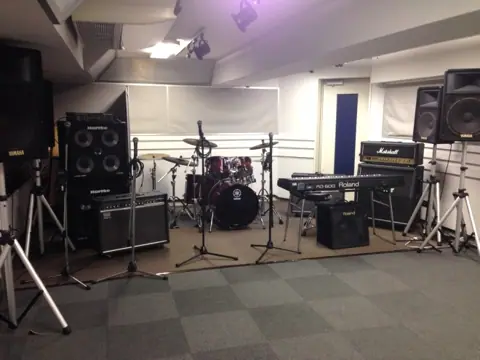 島村楽器 三宮オーパ店 レンタルスタジオ(ドラムセットやアンプのある練習室)