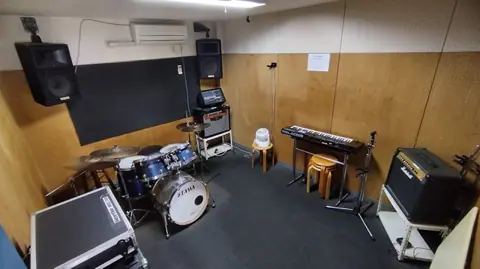 シライミュージック リハーサルスタジオ：ドラムセットとキーボードのある練習室