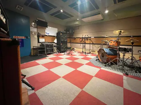 サウンドスタジオシオン(ドラムのある練習室)