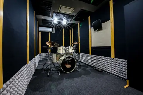 シロシバスタジオ（sirosiba studio）（ドラムセットのあるレコーディングブース）