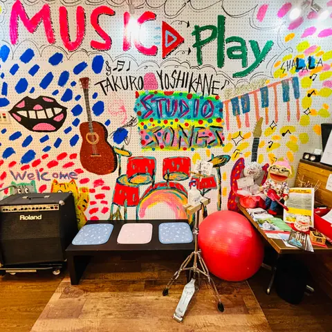 STUDIO SONGS：壁画の前のアンプとドラムパッド