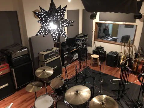 Sound Base KiTi（ドラムとアンプのある録音スタジオ）
