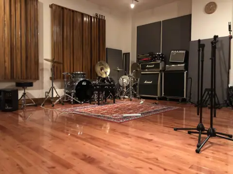 Sound Base KiTi：ドラムとアンプのある室内