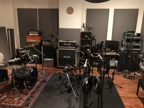 Sound Base KiTi：ドラムとアンプのある室内