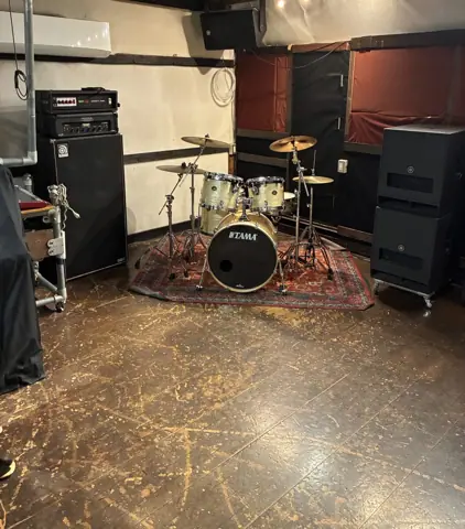 Sound Studio DOM:ドラムとアンプのある練習室