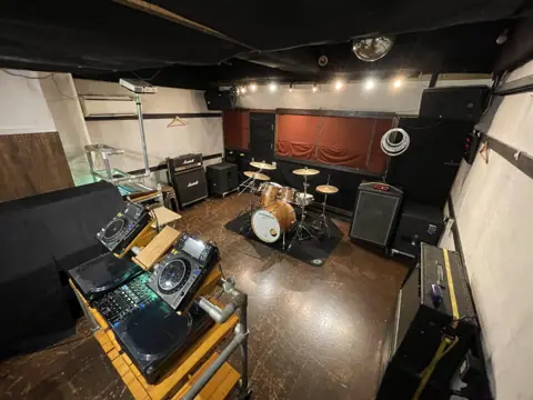 Sound Studio DOM:ドラムとアンプのある室内
