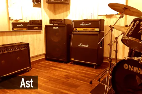 SOUND STUDIO if(Astの室内(アンプとドラム))