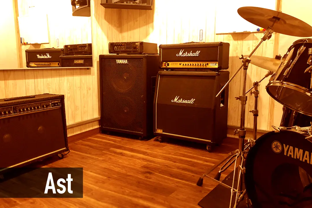 SOUND STUDIO if(Astの室内(アンプとドラム))