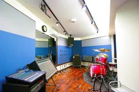 SOUND STUDIO REVIVAL(ドラムとミキサーのある練習室)