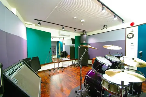 SOUND STUDIO REVIVAL:ドラムとアンプのある練習室