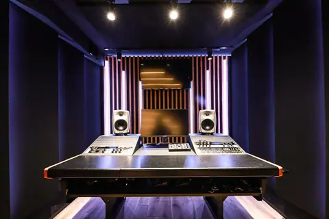 サウンドアーツ 中目黒 REC STUDIO（コンソールとモニタースピーカーのあるコントロールルーム）