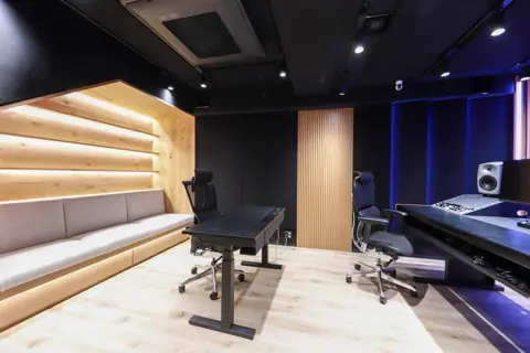 サウンドアーツ 中目黒 REC STUDIO：ソファのあるコントロールルーム