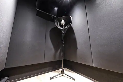 サウンドアーツ 中目黒 REC STUDIO：マイクスタンドのあるブース