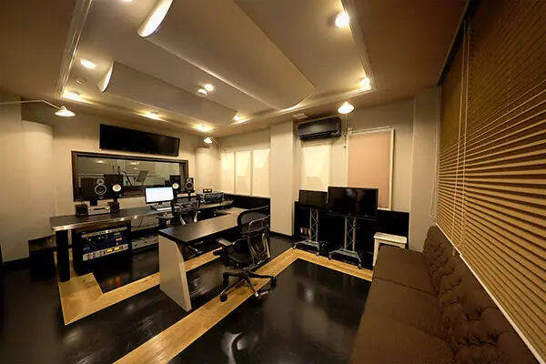 サウンドアーツ 都立大 REC STUDIO（コントロールルームとブース）