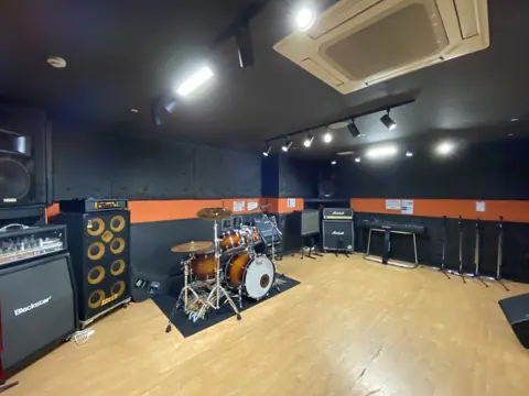 sound Boogie 小倉店:ドラムとアンプのある練習室