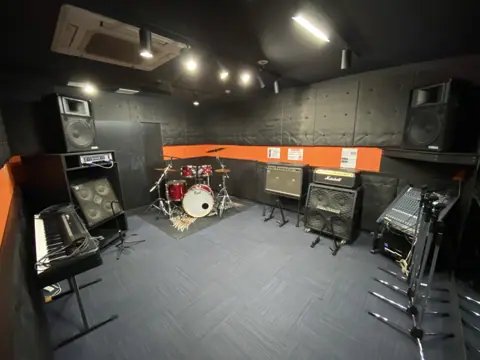sound Boogie 小倉店:ドラム・キーボード・アンプのある練習室