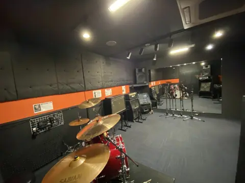 sound Boogie 小倉店:ドラムとアンプのある練習室