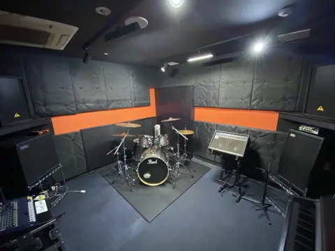 sound Boogie 小倉店:ドラムとアンプのある練習室