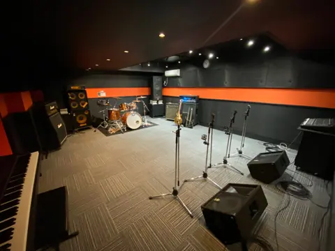 sound Boogie 大橋店:ドラムとピアノのある練習室
