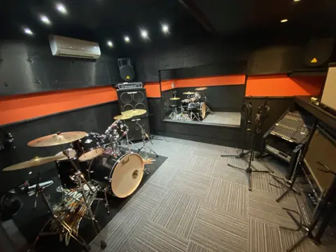 sound Boogie 大橋店:ドラムとアンプのある練習室