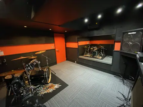 sound Boogie 大橋店:ドラムとアンプのある練習室