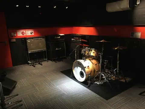 sound Boogie 天神親不孝通り店：ドラムとアンプのある練習室