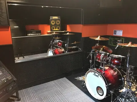 sound Boogie 天神親不孝通り店：ドラムとアンプのある練習室