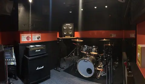 sound Boogie 天神親不孝通り店：ドラムとアンプのある練習室