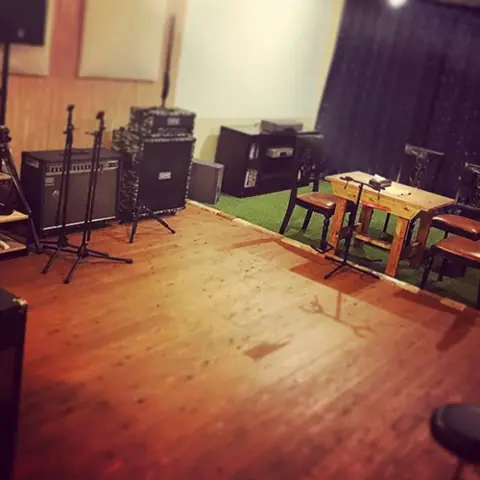 サウンドケーブ(板張りの練習室とアンプ)