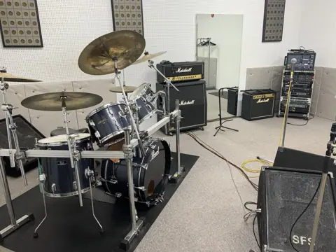サウンドファクトリースタジオ(南相馬バックビート):ドラムとアンプのある練習室