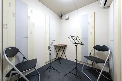 ピアノスタジオフィックス 立川北口店（椅子と譜面台のある小部屋）