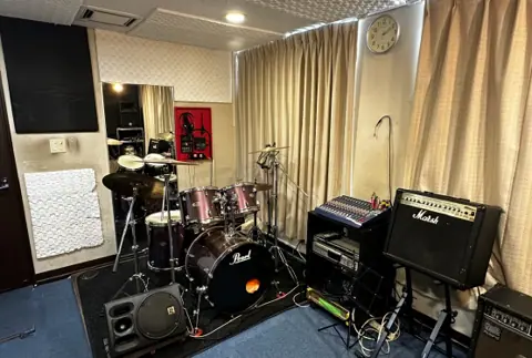 STUDIO SOUNDSGROW（ドラムとアンプのある練習室）