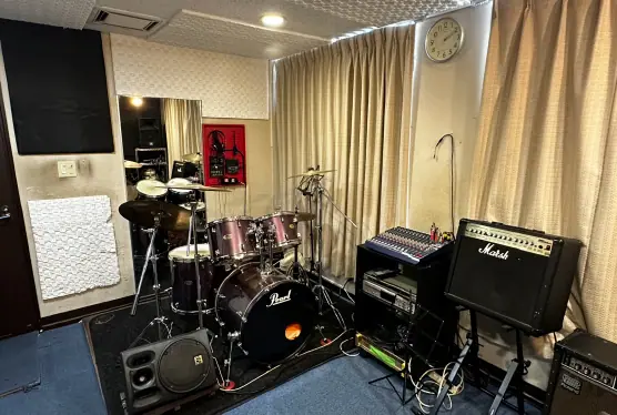 STUDIO SOUNDSGROW(ドラムとアンプのある練習室)
