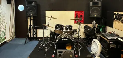 STUDIO SOUNDSGROW：ドラムとスピーカーのある練習室