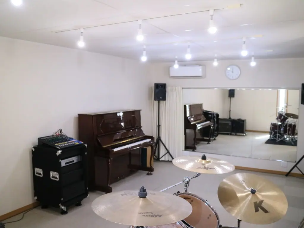 soundstudio Pino(ドラムとアップライトピアノのある練習室)