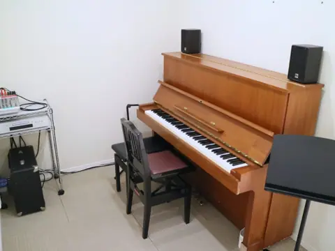 soundstudio Pino：アップライトピアノのある部屋