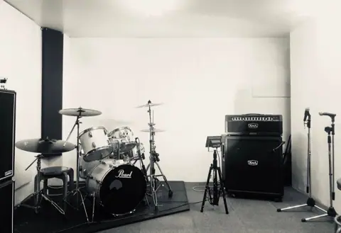 studio SPADES（スタジオ・スペイズ）（ドラムとアンプのある練習室）