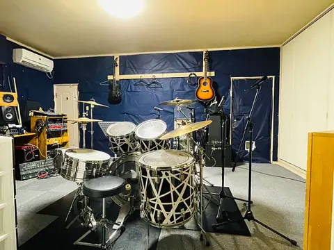 Spirits Music Studio(ドラムとギターのあるスタジオ)