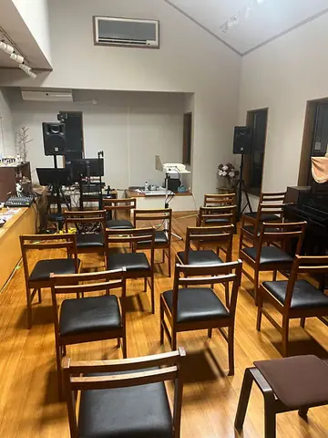 Spirits Music Studio：椅子が並ぶカフェホール