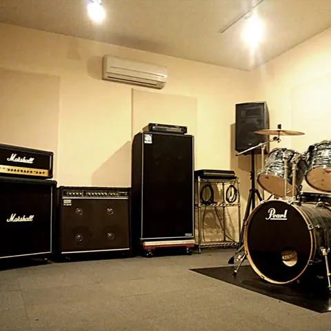 studio SPLASH（ドラムとアンプのある練習室）