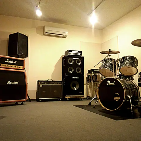 studio SPLASH：ドラムとアンプのある練習室