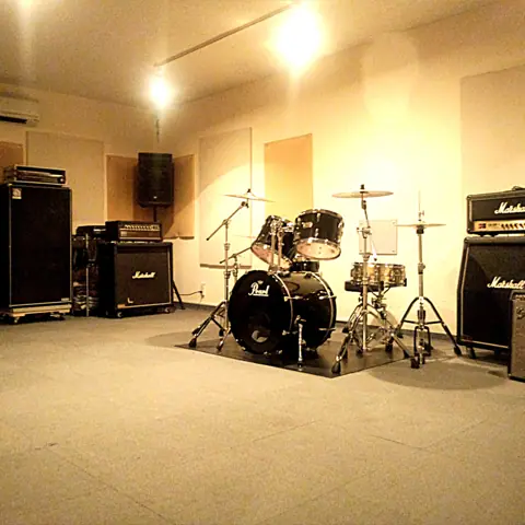 studio SPLASH：ドラムとアンプのある練習室