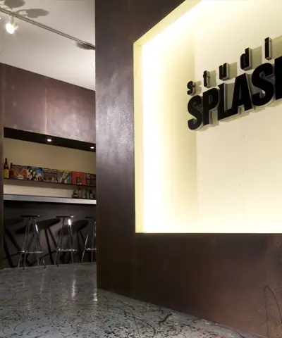 studio SPLASH：入口のロゴ壁