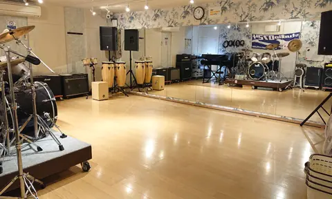 スタジオ0724：鏡のある広い練習室とドラム