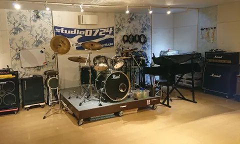 スタジオ0724：ドラム・キーボード・アンプのある練習室