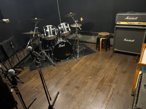 音楽スタジオツータイムス(Sound Studio 2Times)(Cスタジオ、ドラムとアンプ)