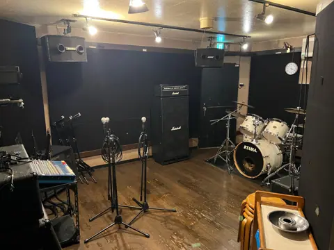 音楽スタジオツータイムス（Sound Studio 2Times）：Aスタジオ、ドラムとアンプ