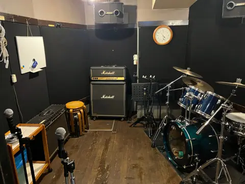 音楽スタジオツータイムス（Sound Studio 2Times）：Dスタジオ、ドラムとアンプ