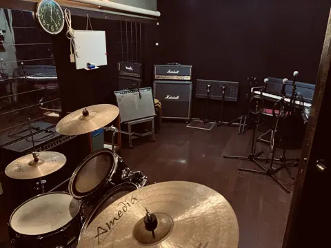 音楽スタジオツータイムス（Sound Studio 2Times）：Bスタジオ、ドラムとアンプ
