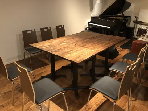 Studio 44keys：テーブルとグランドピアノのある部屋